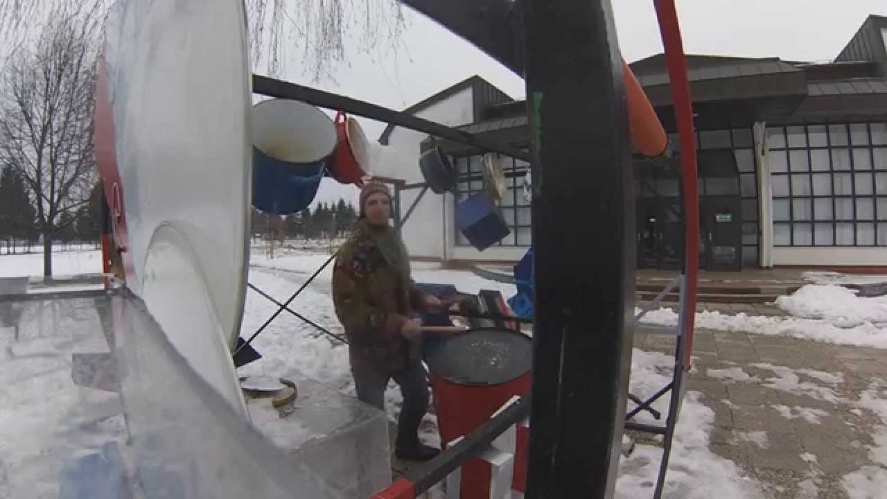 Kažin pred Kulturnim Domom Žalec